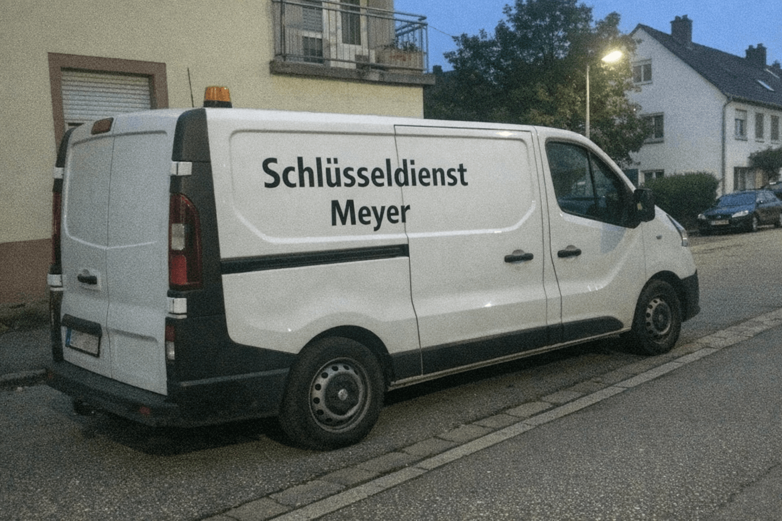 Weißes Servicefahrzeug steht am Straßenrand in Otterstadt, Werkzeugkoffer sichtbar im geöffneten Kofferraum